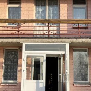 Glavnyy vhod spalnogo korpusa min